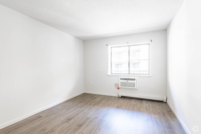1BR, 1BA - 590SF - Bedroom