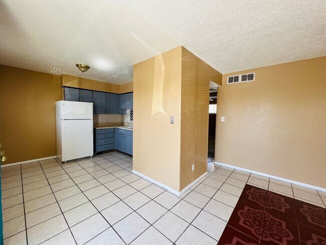 1402 S Espina St Unit 3