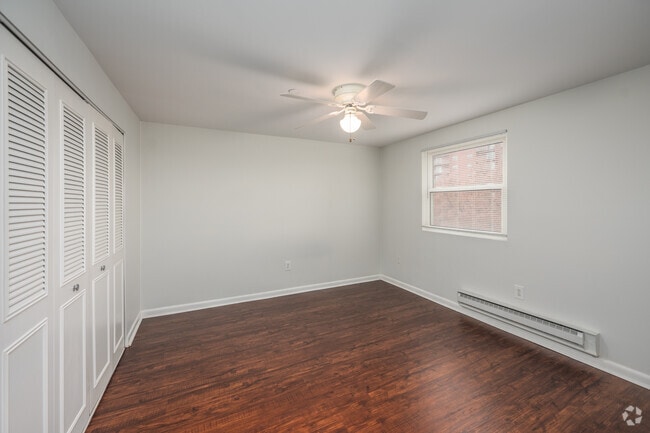 1BR, 1BA - 765SF - Living Room