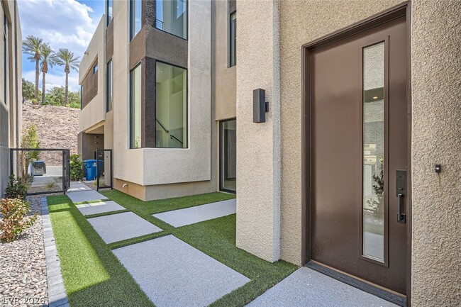 18 Promenade Isle Ln