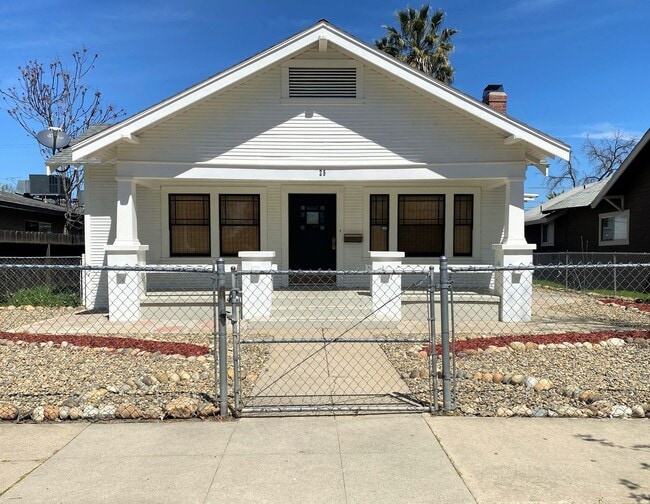 Building Photo - Must see this Antique Beauty! 3-bed/1 bath... Rental