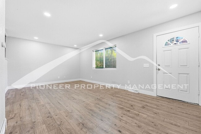 Photo - Spacious Townhouse with Washer/Dryer and Central AC