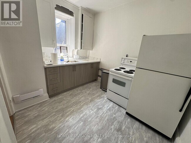 Photo - 555 Danforth Ave