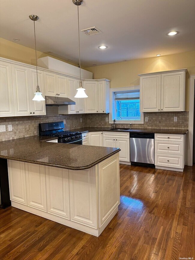 Photo - 91-20 96th St