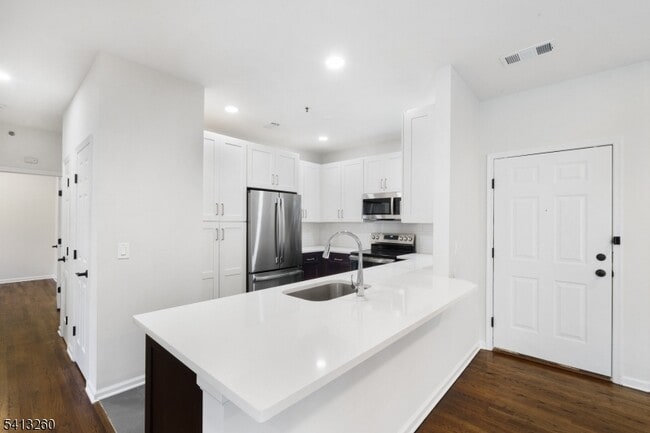 Building Photo - 50 Maple Ave Unit 214