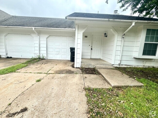 Building Photo - Gorgeous 3 Bedroom 2 bathroom duplex In Br... Rental