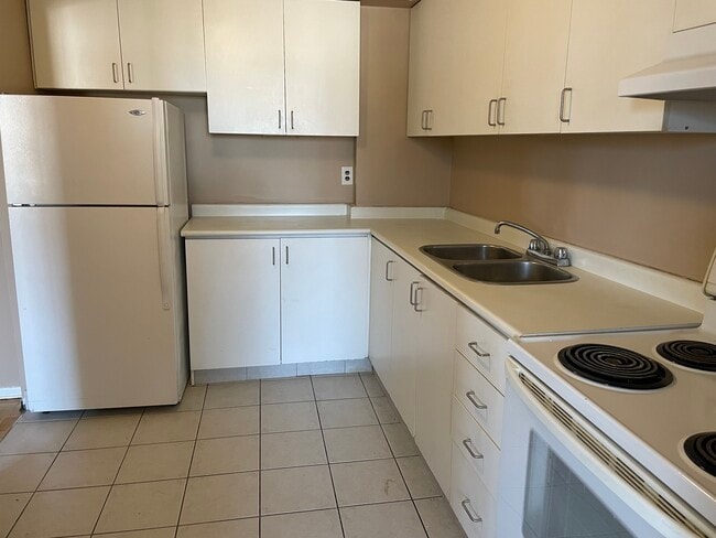 Photo - 175 Bloor St W