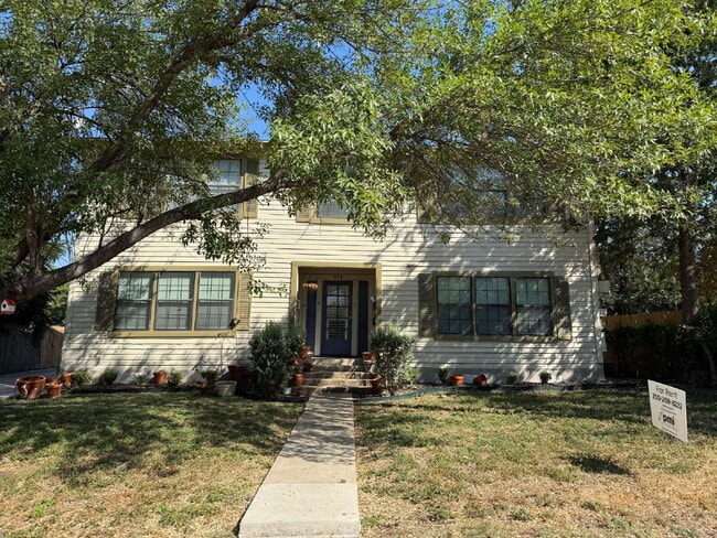 Building Photo - 1 Bedroom plus a Den, Close to SAC and Ala... Unit 3 upstairs