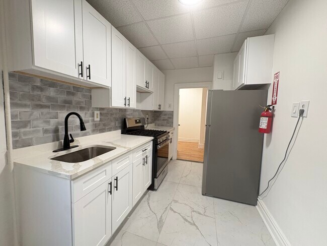 Building Photo - 997 Summit Ave