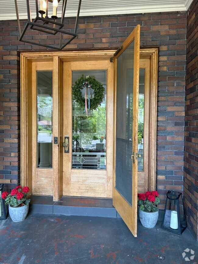 Building Photo - 6 Bed/2.5 Bathroom house in Provo!