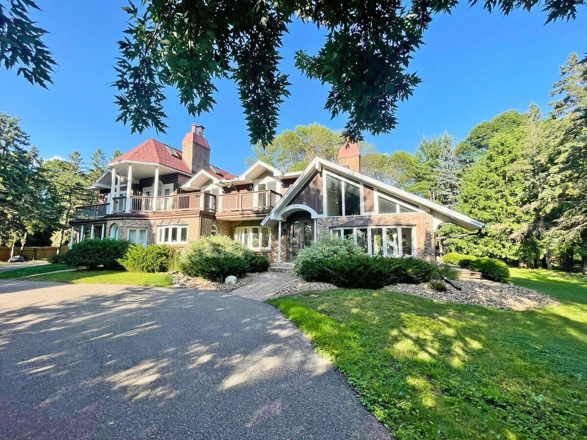 Magnificent Estate Quality Home by the Lak... - Magnificent Estate Quality Home by the Lak...