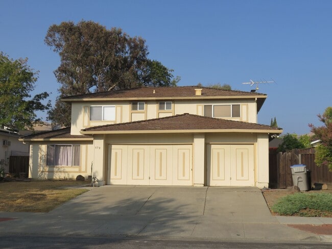 Building Photo - 670 High Glen Dr Rental