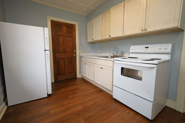 Photo - 300 E 6th St