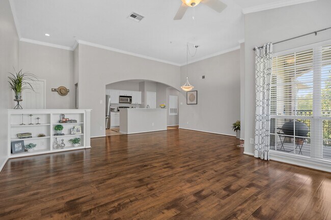 Building Photo - 6607 Lake Woodlands Dr Unit 633