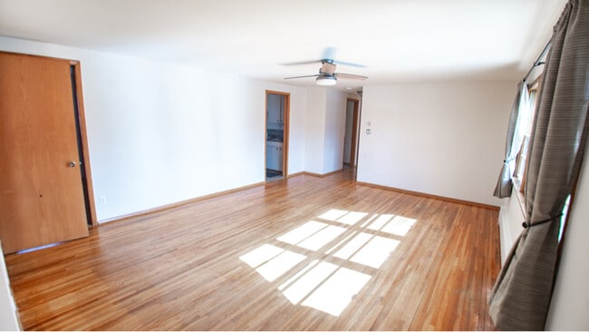 Photo - 1402-1402 Summit Ave Unit Upper