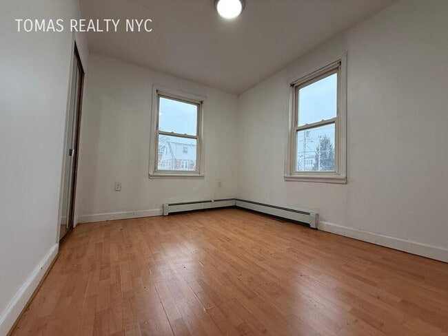 Building Photo - 83 Maple Pl