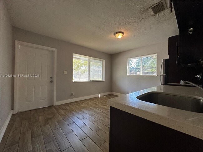 Photo - 647 NW 3rd Ave Unidad 1