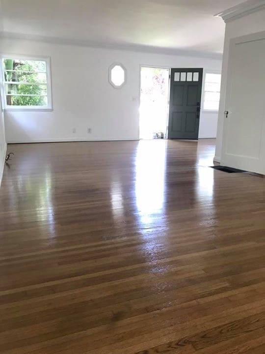 Sala de estar (hacia la puerta principal) - 2818 S Barrington Ave