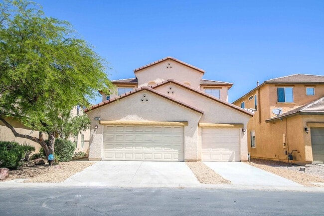 Building Photo - Cute 5 Bedroom Home with a 3 Car Garage!