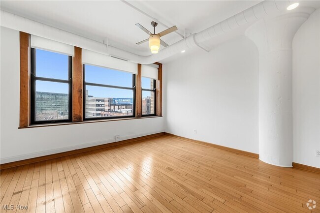 Building Photo - 2077 E 4th St Unit 4E Rental