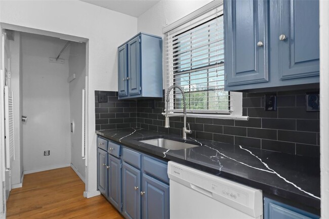 Photo - 4037-4039 Roswell St Unit 4039 Roswell St