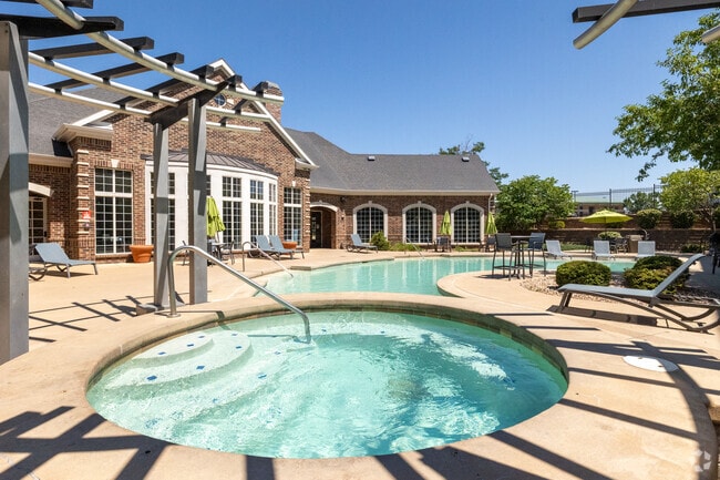 Building Photo - Retreat at City Center