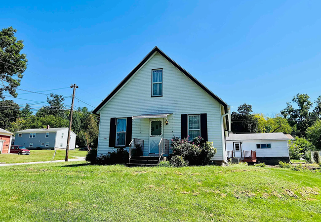 Adorable Home with a Large Yard and Conven... - Adorable Home with a Large Yard and Conven...