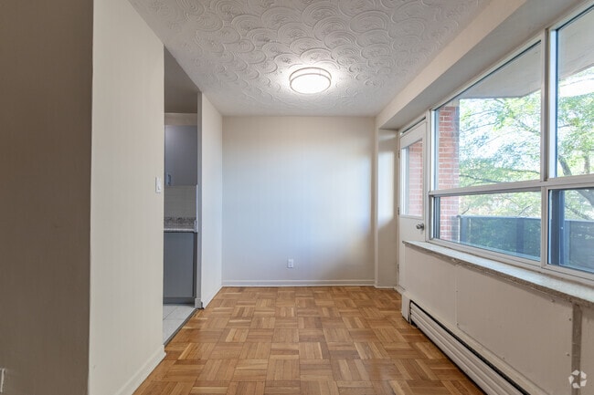 1BR, 1BA - 630SF - Dining Room - 839 Roselawn Ave
