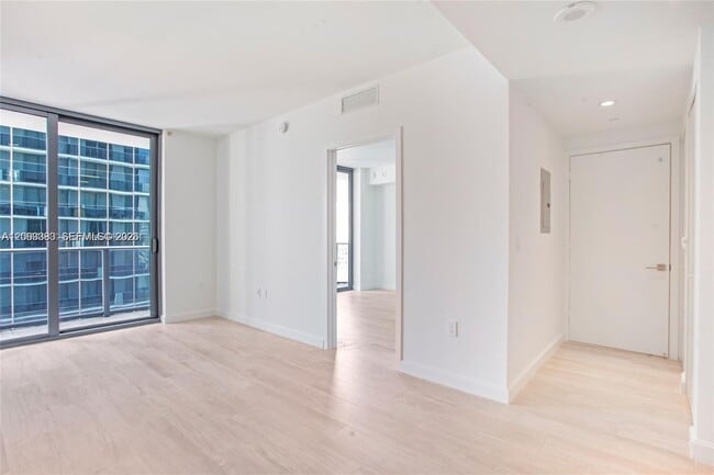 Building Photo - 55 SW 9th St Unit 1907