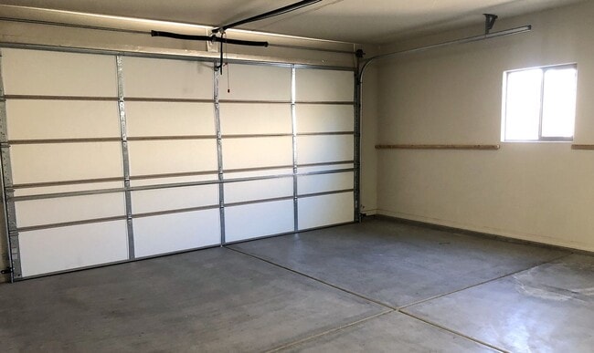 Photo - Beautiful 3+2 Split Floor plan home with RV parking close to KRMS's Hualapai Campus!