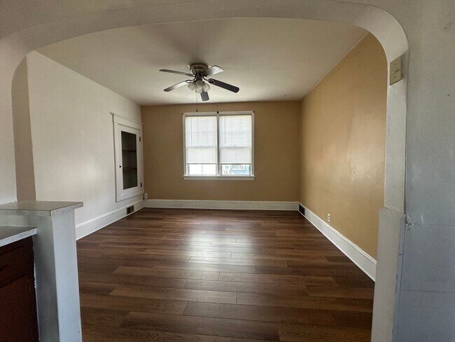 Photo - 437 Clark St