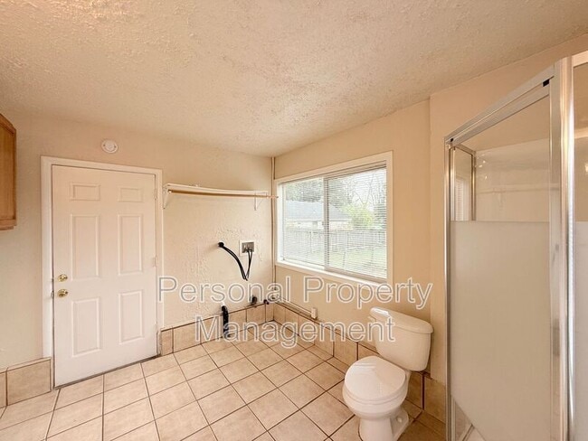 Photo - 1102 G St