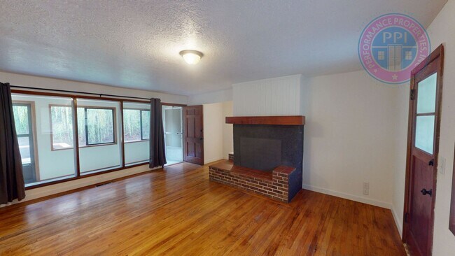 Photo - Enjoy Rural Living, Close To City & Freewa...