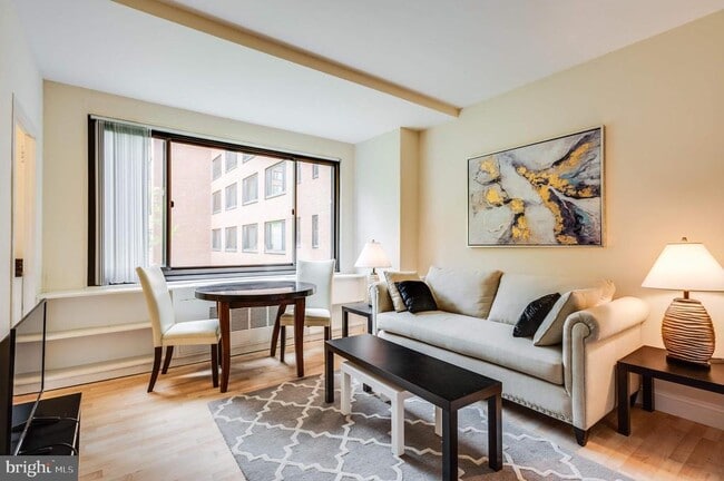 Building Photo - 1021 Arlington Blvd Unit 335