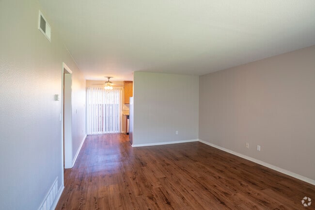 2 BR, 1 BA - 802 SF