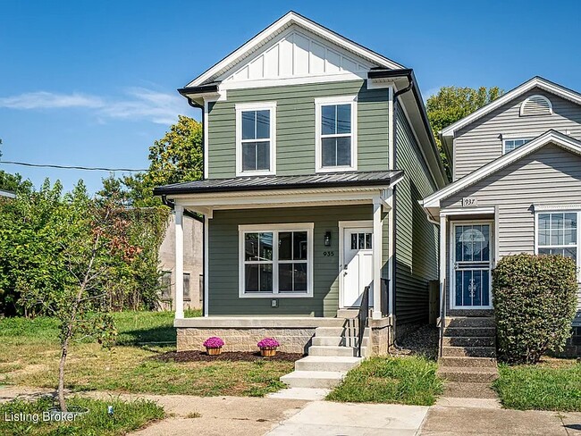 Photo - 935 E Madison St