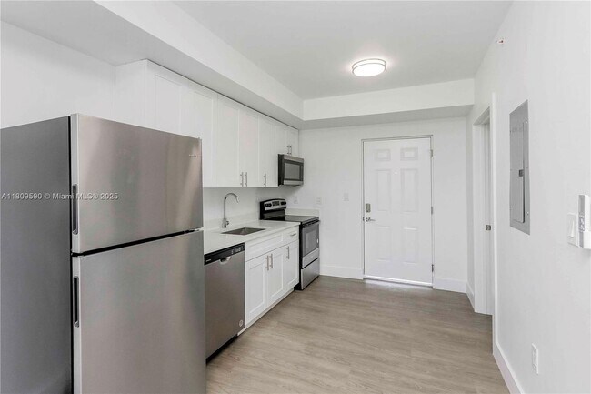 Building Photo - 1620 NW 18th St Unit 303-303 Rental
