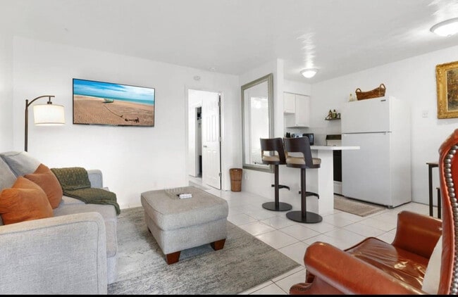 Building Photo - 820 NE 16th Ave Unit 7