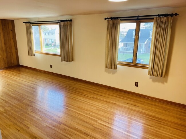 Building Photo - 160 Joseph Dr Unit 160 Joseph Dr Upper Rental