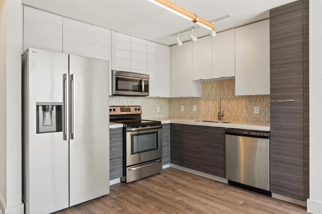 Building Photo - 604 N Bluff Dr Unit 240 Rental