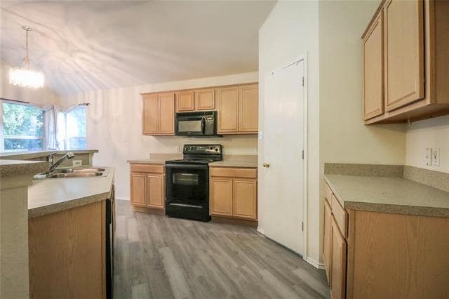 Photo - 2004 Lennox Ln