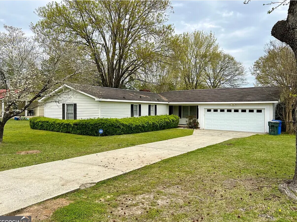 Home has large fenced in back yard with a large patio deck. It has a large den or living room area. - 417 Eastwood Dr House