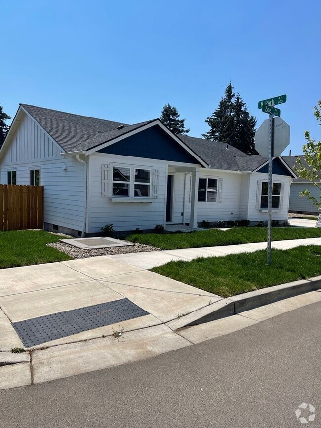 Building Photo - Newer 3 Bedroom, 2 Bathroom, 2 Car Garage,... Rental