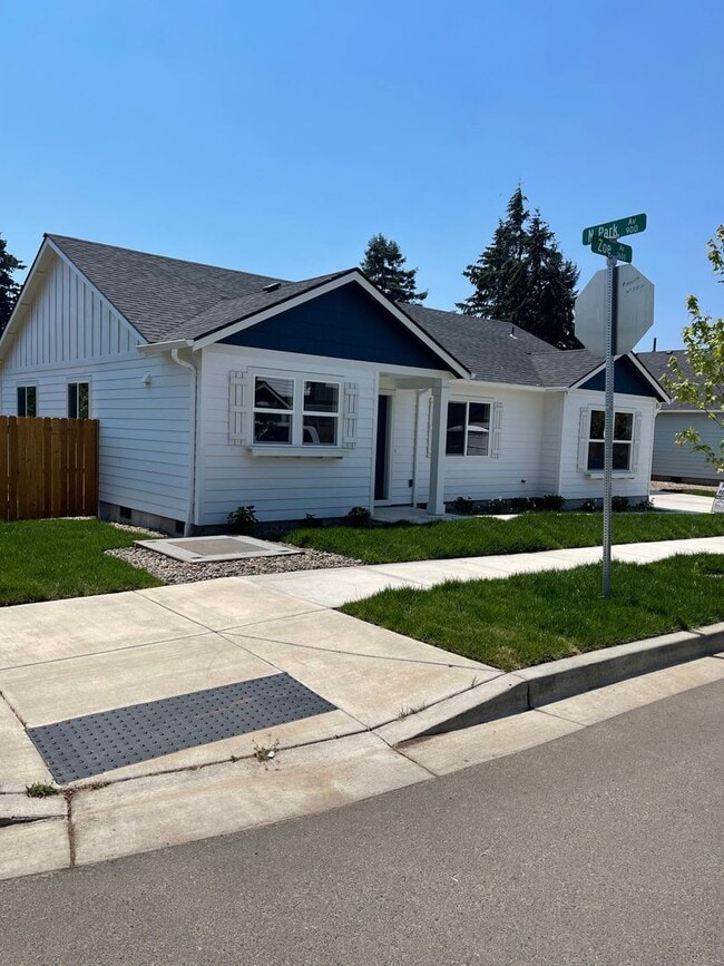 Building Photo - Newer 3 Bedroom, 2 Bathroom, 2 Car Garage,... Rental