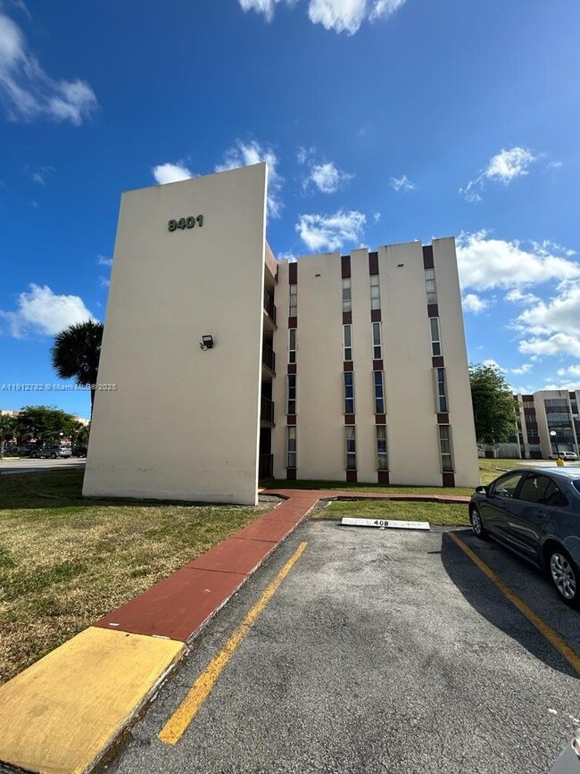 Building Photo - 9401 SW 4th St Unit 111