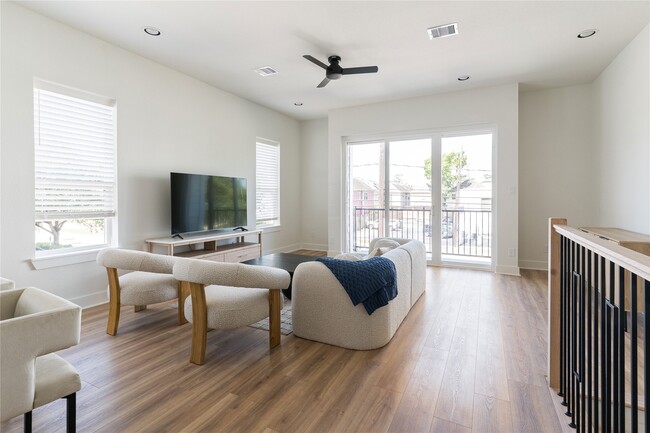 Building Photo - 2426 Ella Blvd