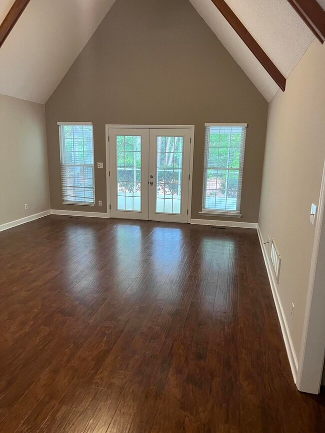 Photo - 470 Greenwich Dr