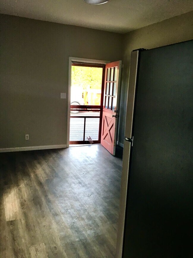 Photo - *** Amazing Apartment in Mt. Washington * Pet Friendly * Duplex style * Available Now * Spacious ... Unidad #1