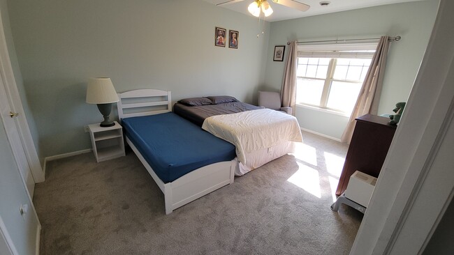 Dormitorio principal (en la imagen se muestran una cama matrimonial y una individual) - W170N5540 Ridgewood Dr
