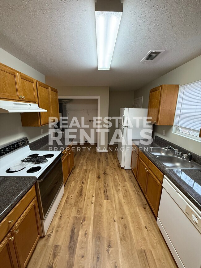 Photo - 1835 Elwyn Ave